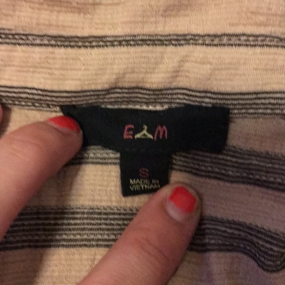 FABULOUS E&M SHIRT UP FOR GRABS👚 - Picture 6 of 8